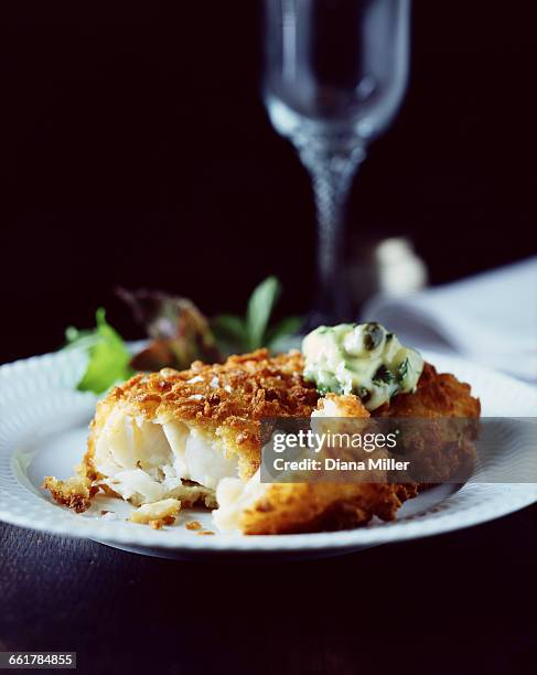 breaded fish with creamy spinach sauce and salad on white plate - peixe à milanesa imagens e fotografias de stock