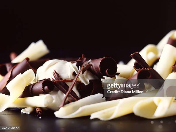 white, dark and milk chocolate curls - chocolate chunks stockfoto's en -beelden