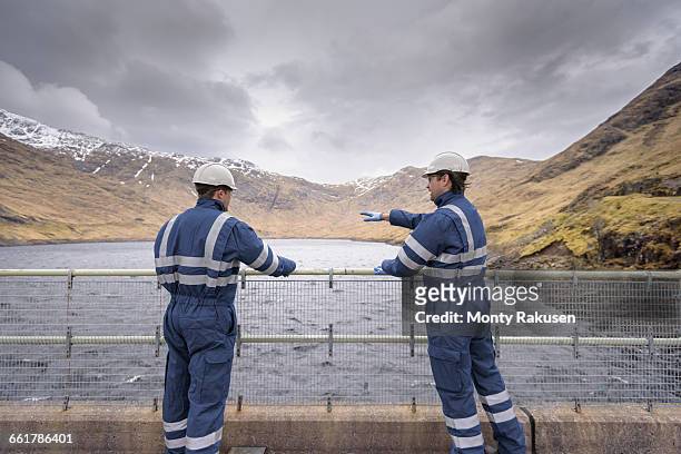 workers on dam with water at hydroelectric power station - reservatório - fotografias e filmes do acervo