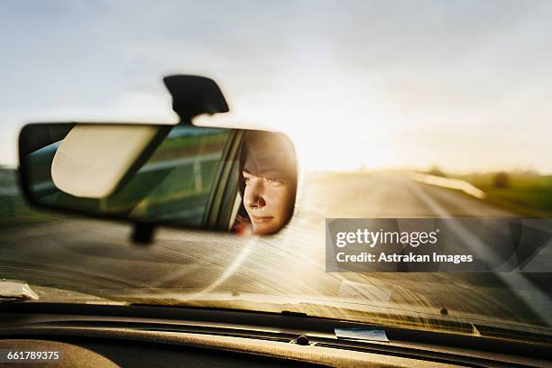 reflection of woman in rear-view mirror - rear view mirror 個照片及圖片��檔