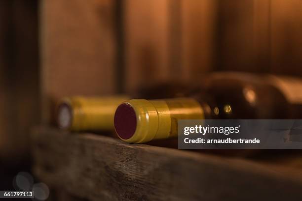 two bottles of red wine on wooden shelf - flaschenpost stock-fotos und bilder
