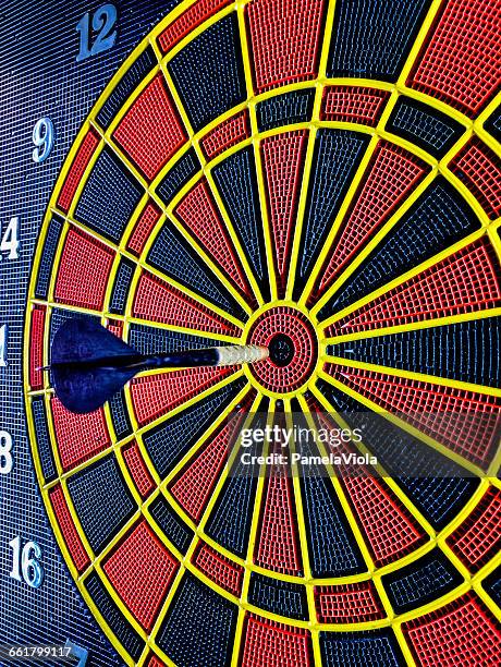 dart in the bullseye of an electronic dart board game - dart board stock-fotos und bilder