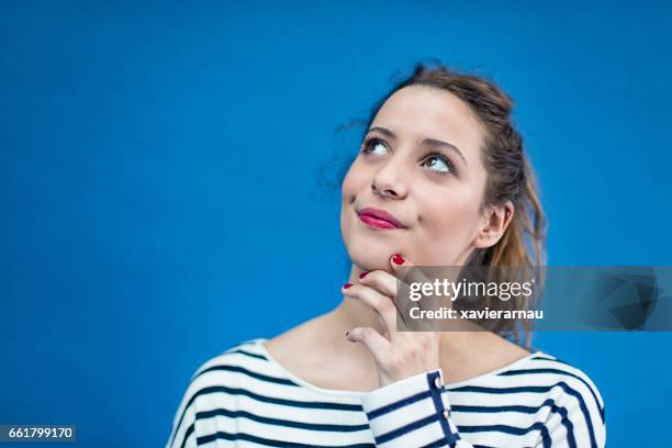 retrato de una joven francesa - levantar las cejas fotografías e imágenes de stock