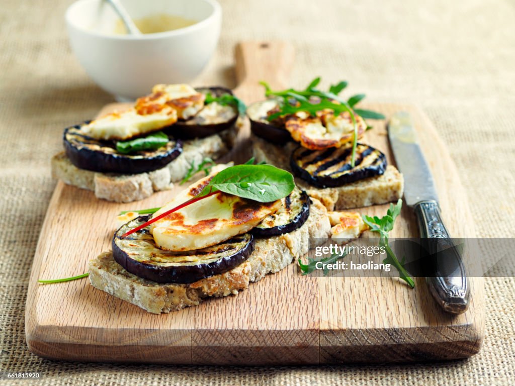 Vegetarische gegrillte Aubergine Open sandwich