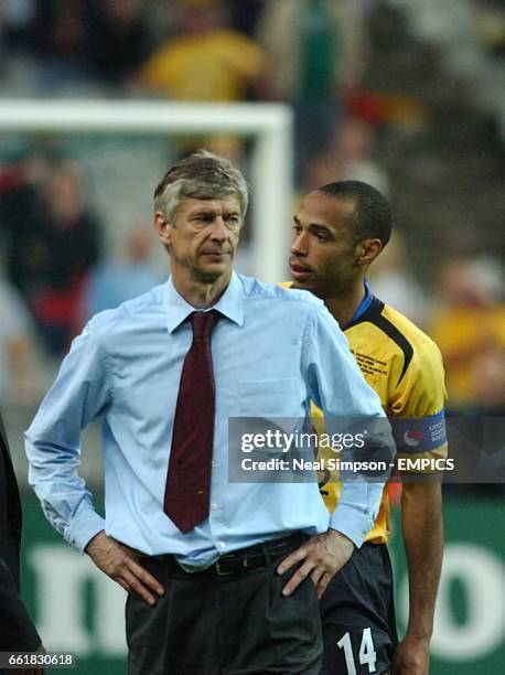 Arsenal's manager Arsene Wenger and Thierry Henry stand dejected after the game