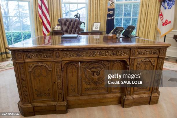 President Donald Trump's desk, the Resolute Desk, is seen in the Oval Office of the White House in Washington, DC, March 31, 2017. / AFP PHOTO / SAUL...