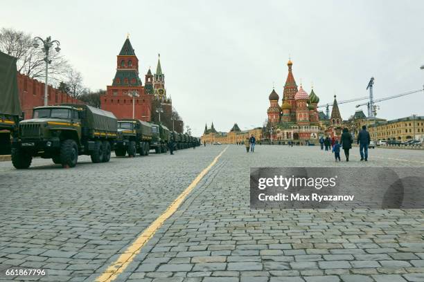 military on the red square, moscow - russische kultur stock-fotos und bilder