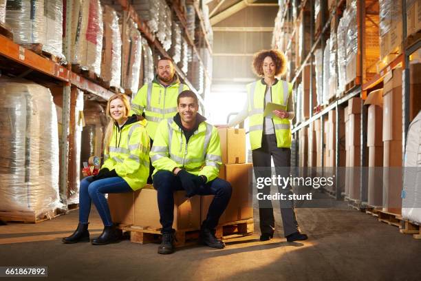 magazijn team - groepsfoto stockfoto's en -beelden