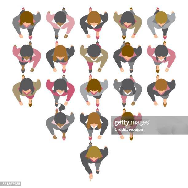 stockillustraties, clipart, cartoons en iconen met vrouwelijke business team lopen in dezelfde richting van bovenaf - 矢印