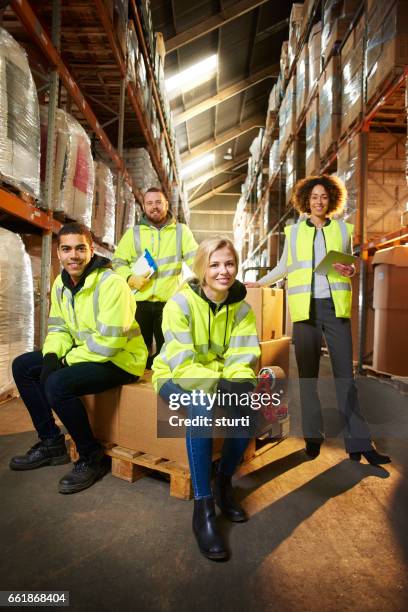 magazijn teamwerk - groepsfoto stockfoto's en -beelden