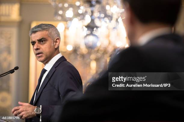 Mayor of London, Sadiq Khan delivers a speech next to the Mayor of Paris and Head of C40 , Anne Hidalgo and Mayor of Seoul, Park Won soon at the City...