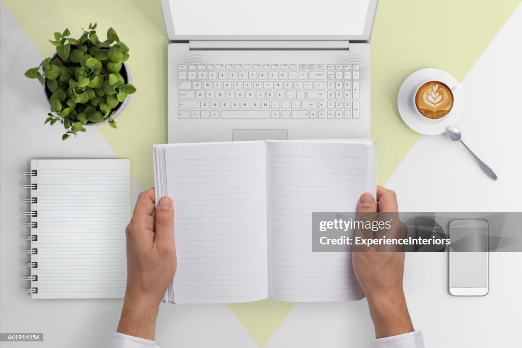 Knolling Büro Schreibtisch Hände halten notebook