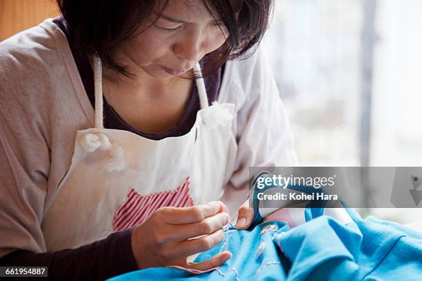 woman working at studio - 40s woman t shirt studio imagens e fotografias de stock