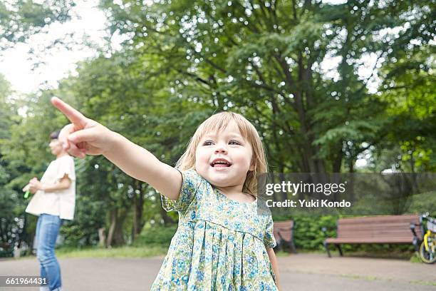 the girl who points to a far place. - tochter zeigt stock-fotos und bilder