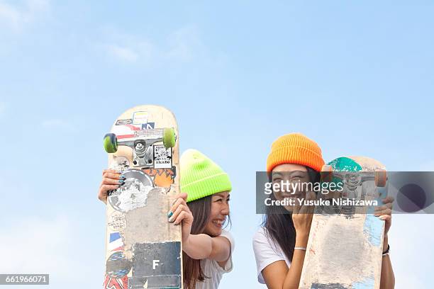two girls skaters laughing - skateboard 個照片及圖片檔