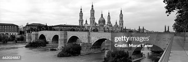 el pilar basilica and bridge - zaragoza city - fotografias e filmes do acervo