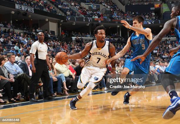 Wayne Selden of the Memphis Grizzlies handles the ball during a game against the Dallas Mavericks on March 31, 2017 at FedExForum in Memphis,...