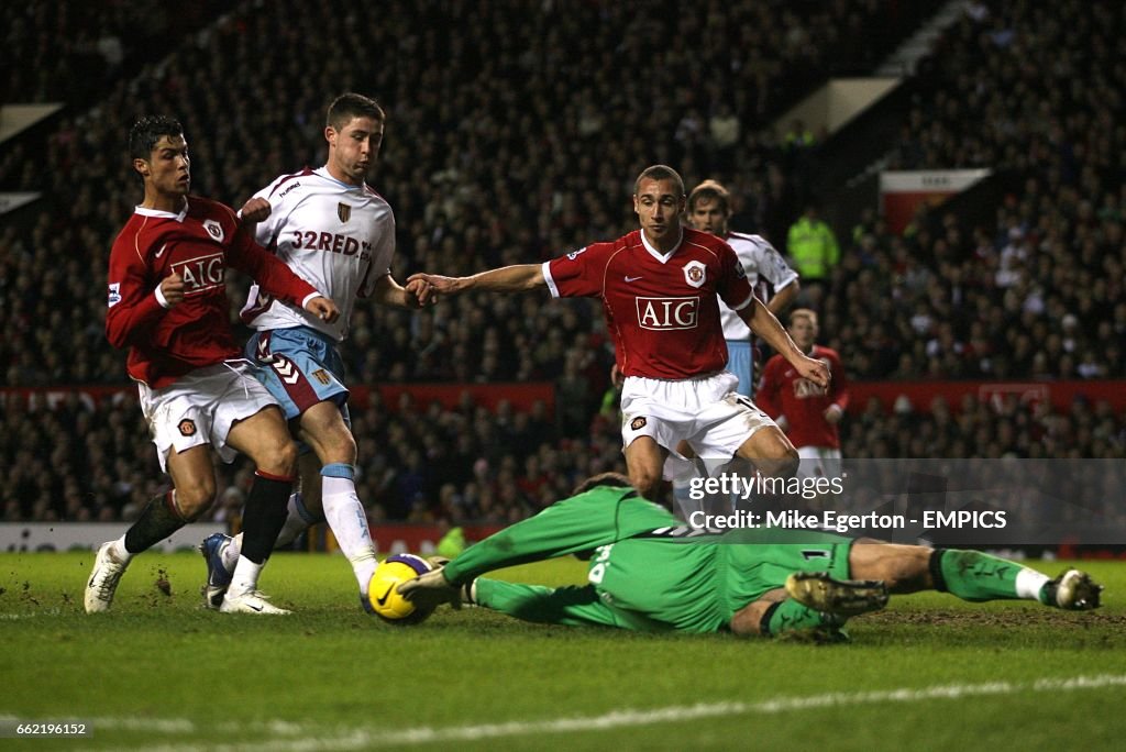 Soccer - FA Barclays Premiership - Manchester United v Aston Villa - Old Trafford