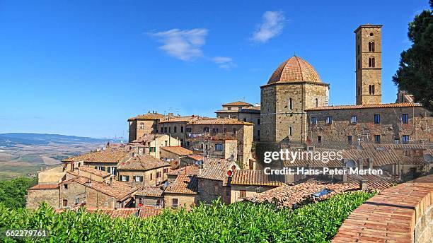 old town, baptistery san giovanni, volterra - ボルテラ ストックフォトと画像