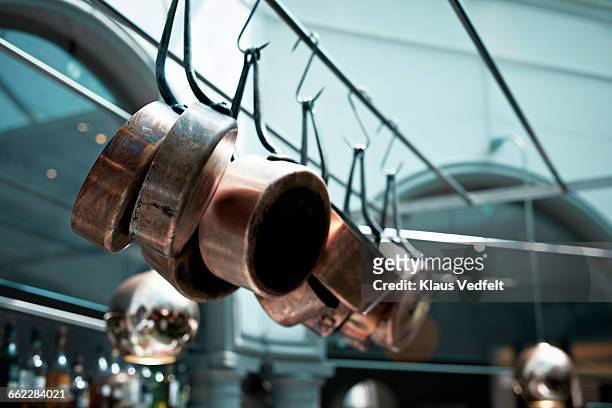 row of copper pots & pans in open kitchen - open the restaurant stock-fotos und bilder
