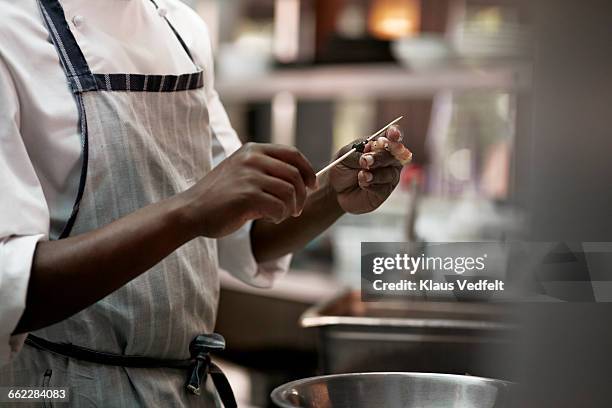 close-up of chef cleaning shrimp - obsession photos et images de collection