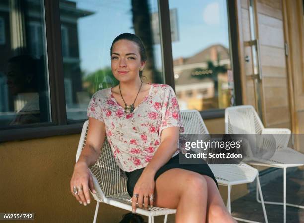 woman outside cafe - scott zdon foto e immagini stock