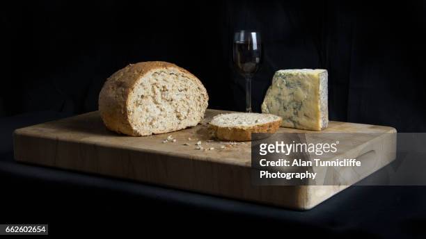 bread board - plateau en bois photos et images de collection