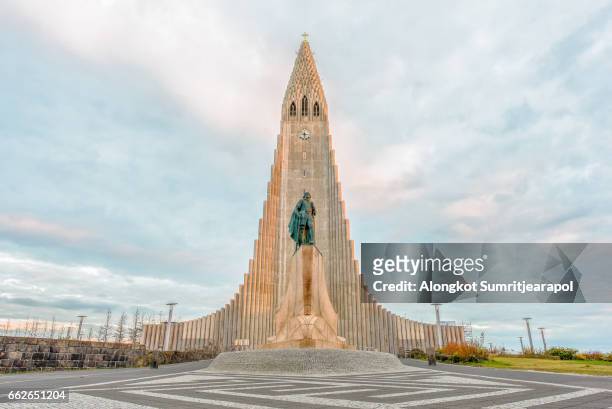 hallgrimskirkja cathedral, a lutheran parish church, reykjavik, iceland - reykjavik stockfoto's en -beelden