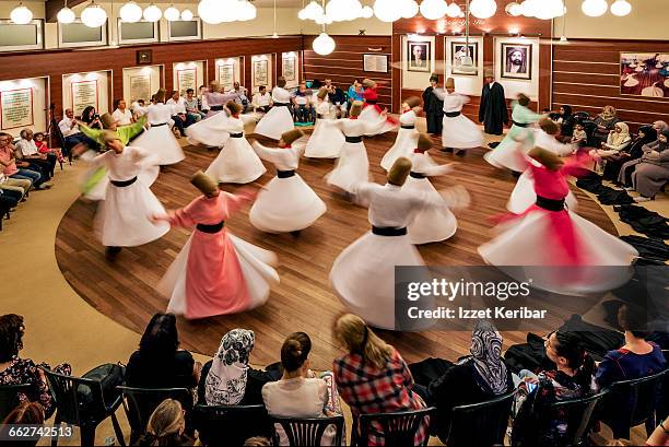 whirling dervishes ceremony - soefisme stockfoto's en -beelden