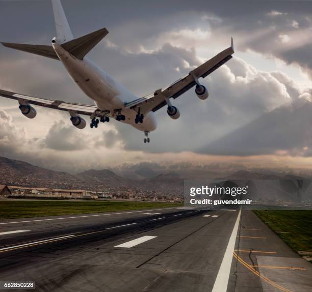 aereo jumbo jet che atterra al crepuscolo - landing foto e immagini stock