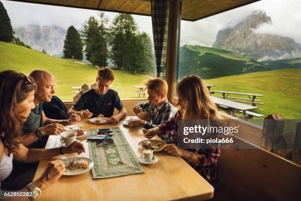 abenteuer in den dolomiten: entspannen sie in einer hütte - alpine lodge stock-fotos und bilder