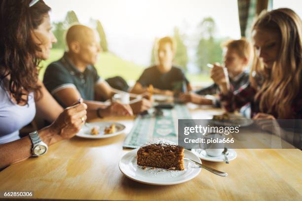 abenteuer in den dolomiten: entspannen sie in einer hütte - kuchenboden stock-fotos und bilder