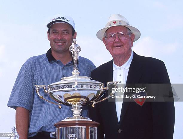 Winner Loren Roberts poses with golf great Byron Nelson May 16, 1999 at the Byron Nelson Classic golf tournament in Chicago, IL.