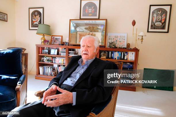 Ancien animateur, musicien, producteur et auteur, Pierre Bellemare pose, le 25 octobre 2011 à son domicile à Neuilly. L'autobigraphie de Bellemare,...
