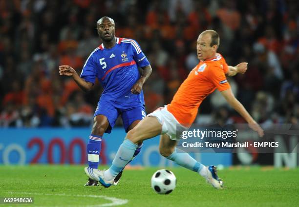France's William Gallas and Holland's Arjen Robben battle for the ball