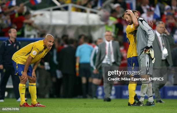 Sweden's Henrik Larsson , Kim Kallstrom and Andreas Isaksson look dejected after the final whistle.