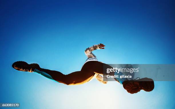 joggen in de ochtend. - men's track stockfoto's en -beelden