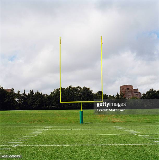 football goal posts - poteau de but photos et images de collection