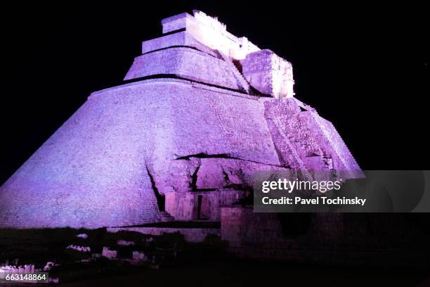 pyramid of the magician at night, uxmal, mexico - palacio de govierno imagens e fotografias de stock