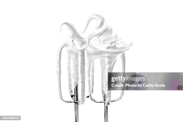 stiff peaks of meringue - rührbesen stock-fotos und bilder