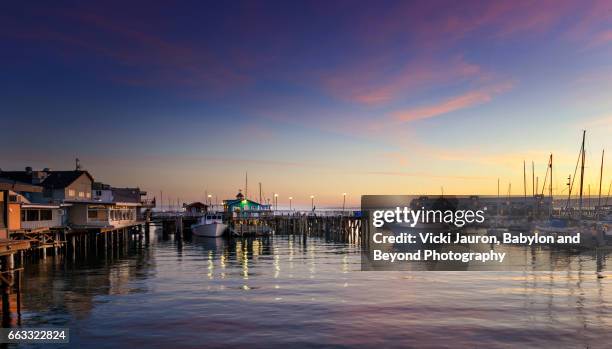 pink clouds and sunrise at fisherman's wharf in monterey, california - monterey kalifornien stock-fotos und bilder