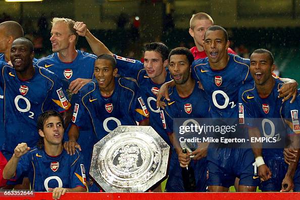 Comunitty Shield Arsenal team celebrate winning the FA Community Shield trophy News ...