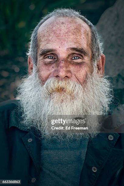 bearded homeless man - obdachlosigkeit stock-fotos und bilder