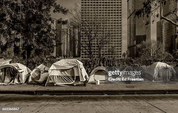 homeless tents, skyscrapers in background - obdachlosigkeit stock-fotos und bilder