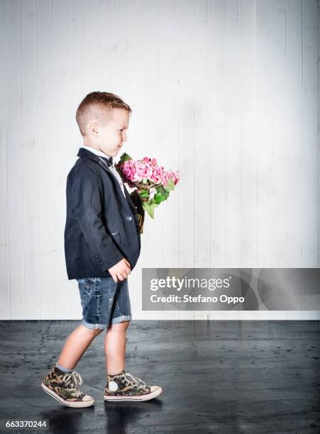 kid in suit and bow tie with flowers - bambino di età scolare 個照片及圖片檔