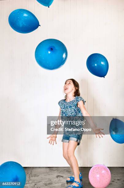 little girl with baloons - child balloon studio photos et images de collection