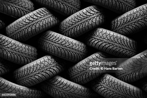 rubber tires - autoband stockfoto's en -beelden