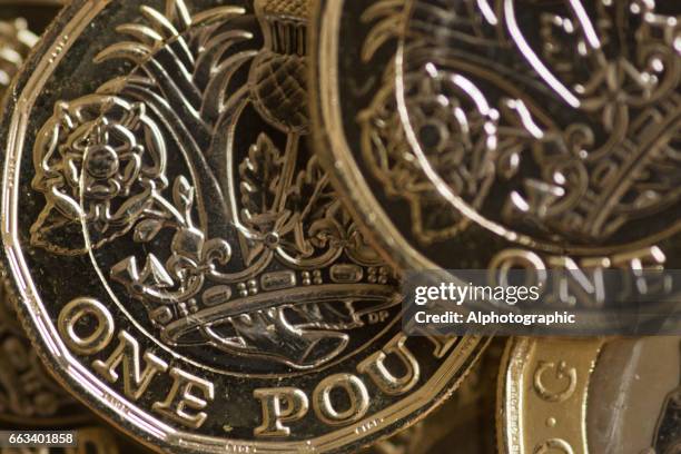 nieuwe munt van pond vrijgegeven 2017 - engelse valuta stockfoto's en -beelden