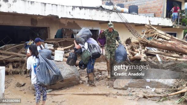 Colombian soldiers evacuate the victims of a deadly avalanche that happened following heavy rains in Macoa, Putumayo Colombia on April 01, 2017. At...