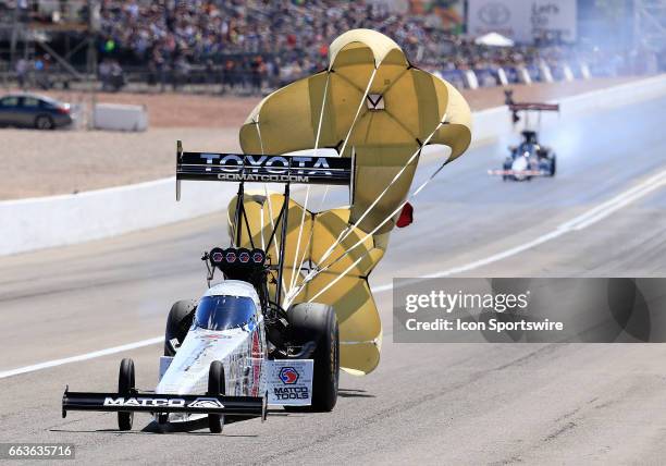 Antron Brown Don Schumacher Racing NHRA Top Fuel Dragster deploys a parachute during the NHRA DENSO Spark Plugs NHRA Nationals on April 01, 2017 at...